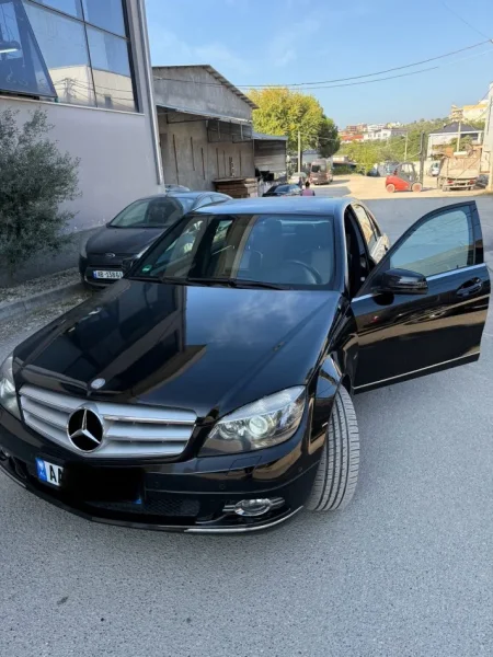 Tirane, shitet makine c204 Nafte, e zeze automatik Klima 230.000 km 6.900 €