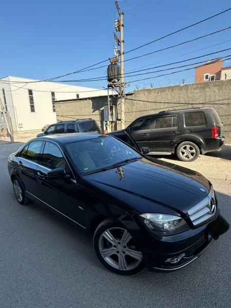 Tirane, shitet makine c204 Nafte, e zeze automatik Klima 230.000 km 6.900 €