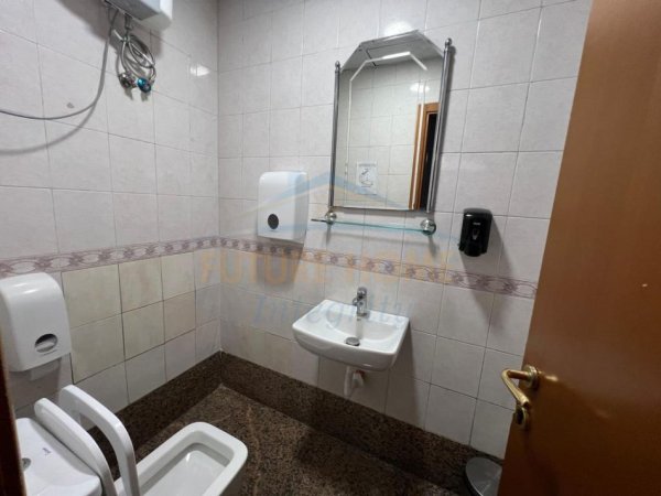 Tirane, jap me qera ambjent biznesi Kati 0, 225 m² 4.250 € (BLLOK)