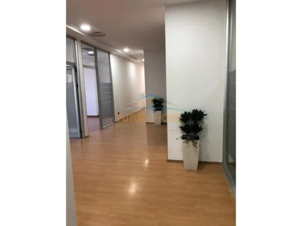 Tirane, jap me qera ambjent biznesi Kati 1, 780 m² 24.000 € (BLLOK)