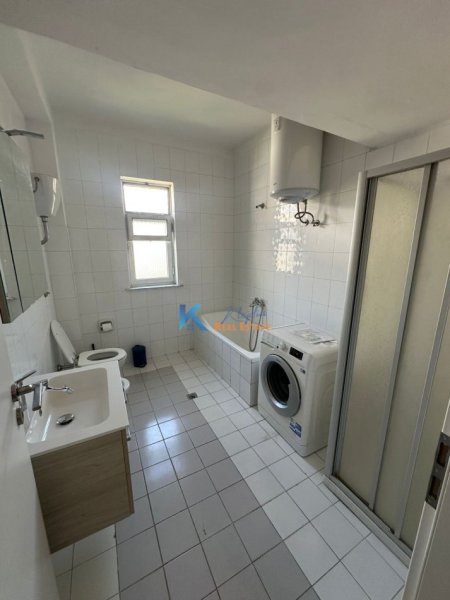 Tirane, jap me qera apartament 2+1+Ballkon Kati 4, 100 m² 600 € (Pazari i Ri, afer qendres Lincoln)