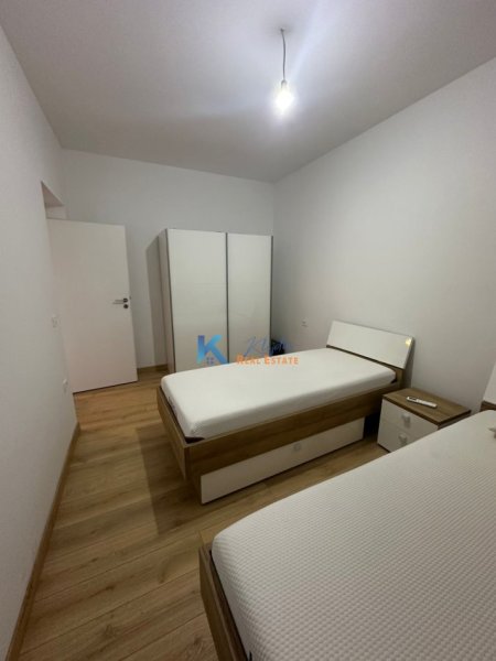Tirane, jap me qera apartament 2+1+Ballkon Kati 4, 100 m² 600 € (Pazari i Ri, afer qendres Lincoln)