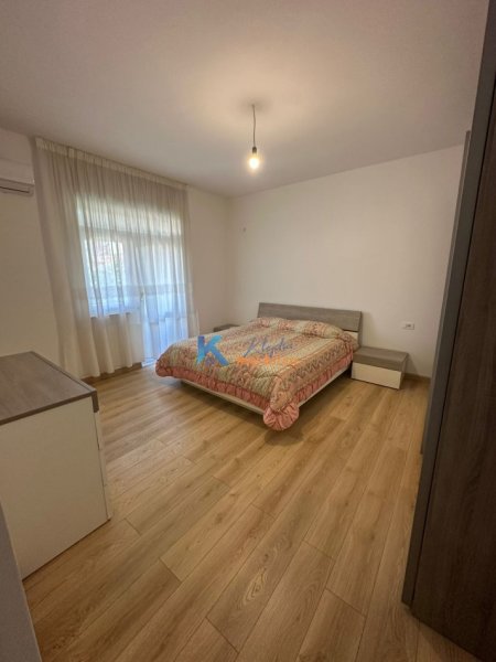 Tirane, jap me qera apartament 2+1+Ballkon Kati 4, 100 m² 600 € (Pazari i Ri, afer qendres Lincoln)