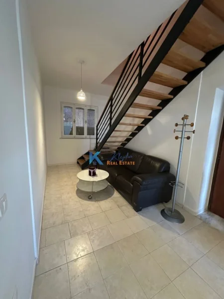 Tirane, jap me qera apartament 2+1+Ballkon Kati 4, 100 m² 600 € (Pazari i Ri, afer qendres Lincoln)