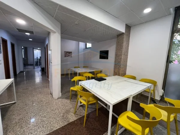 Tirane, jepet me qera zyre Kati 0, 225 m² 4.250 € (Blloku , Prane LSI)