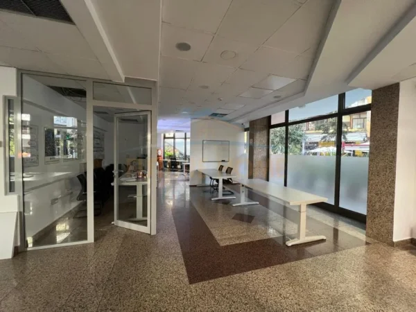 Tirane, jepet me qera zyre Kati 0, 225 m² 4.250 € (Blloku , Prane LSI)