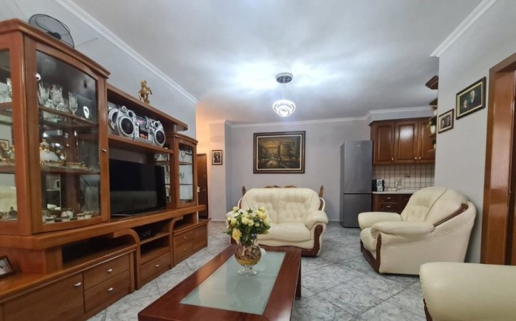 Tirane, jepet me qera apartament 2+1+Ballkon Kati 3, 93 m² 700 € (Jepet me qira apartament 2+1+2 mbrapa Ish UET!)