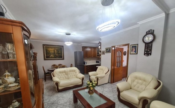 Tirane, jepet me qera apartament 2+1+Ballkon Kati 3, 93 m² 700 € (Jepet me qira apartament 2+1+2 mbrapa Ish UET!)