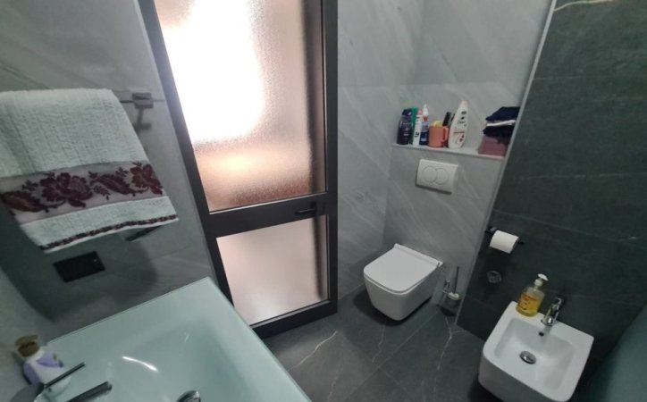 Tirane, jepet me qera apartament 2+1+Ballkon Kati 3, 93 m² 700 € (Jepet me qira apartament 2+1+2 mbrapa Ish UET!)