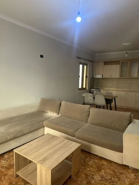 Tirane, jepet me qera apartament 2+1+Aneks+Ballkon Kati 1, 550 € (astir)