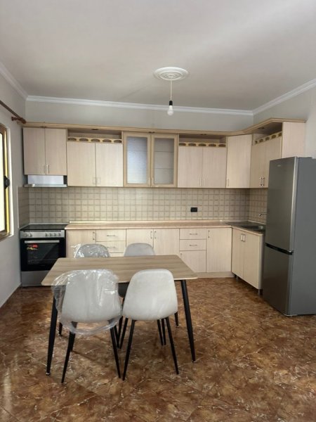 Tirane, jepet me qera apartament duplex Dublex Kati 1, 550 € (astir)