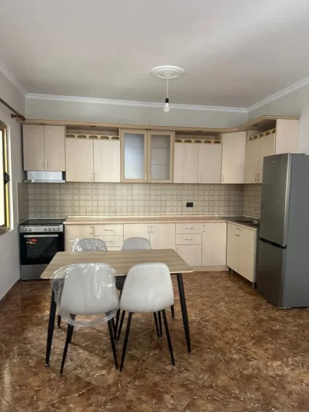Tirane, jepet me qera apartament duplex Dublex Kati 1, 550 € (astir)
