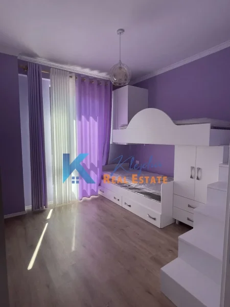 Tirane, jap me qera apartament 2+1+Ballkon Kati 4, 100 m² 1.200 € (Myslym Shyri, prane shkolles Arben Broci)