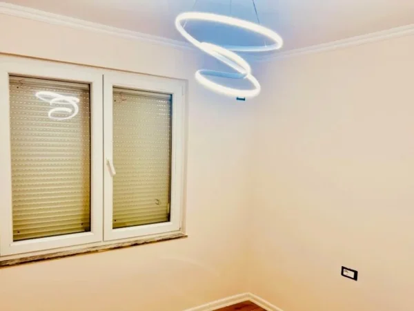 Tirane, jepet me qera apartament 2+1+Ballkon Kati 4, 75 m² 660 € (bulevardi zogu 1)