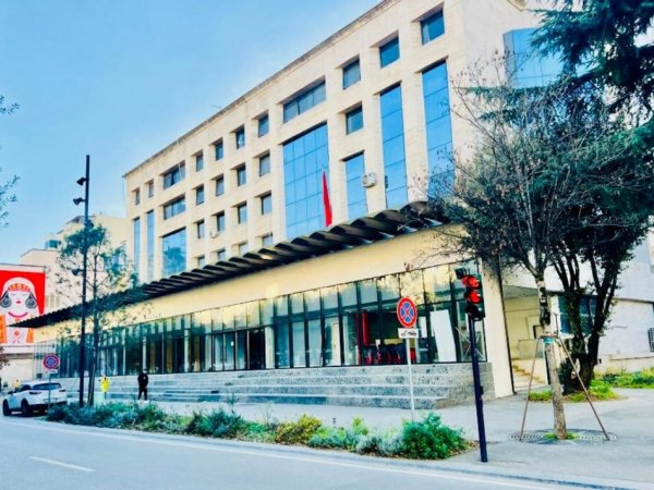 Tirane, jepet me qera apartament 2+1+Ballkon Kati 4, 75 m² 660 € (bulevardi zogu 1)