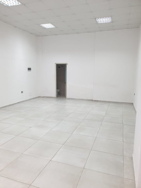 Tirane, jepet me qera dyqan Kati 0, 55 m² 450 € (Pallatet Cabej)