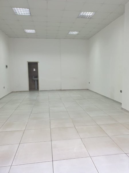 Tirane, jepet me qera dyqan Kati 0, 55 m² 450 € (Pallatet Cabej)