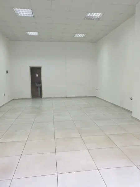 Tirane, jepet me qera dyqan Kati 0, 55 m² 450 € (Pallatet Cabej)