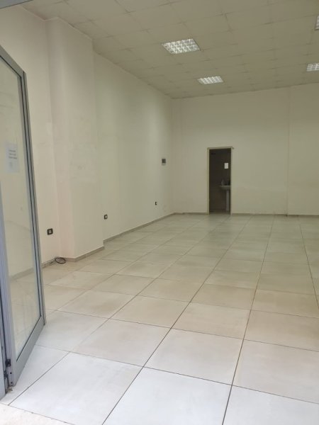 Tirane, jepet me qera dyqan Kati 0, 55 m² 450 € (Pallatet Cabej)