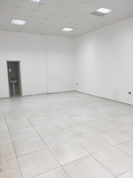 Tirane, jepet me qera dyqan Kati 0, 55 m² 450 € (Pallatet Cabej)