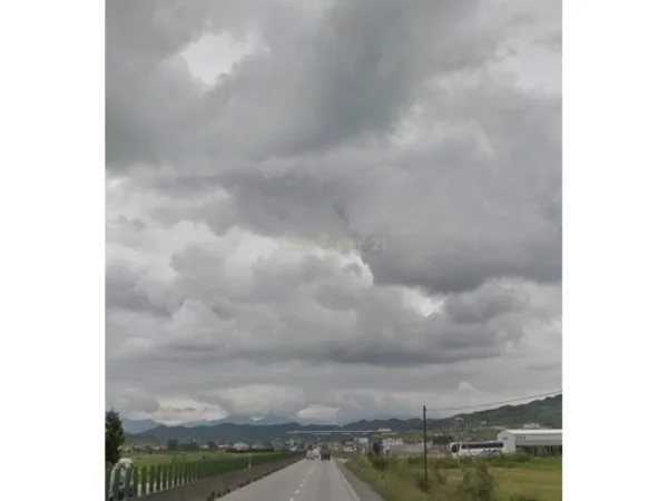 Tirane, shitet toke , 30.530 m² 2.440.400 € 