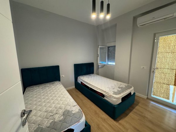 Tirane, jepet me qera apartament 2+1 Kati 1, 85 m² 700 € 