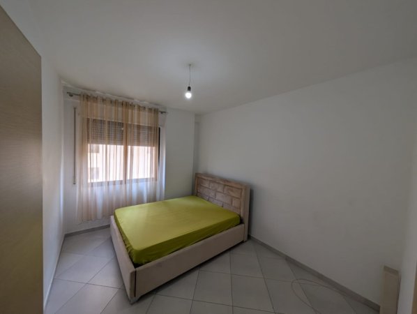 Tirane, jap me qera apartament 3+1 Kati 2, 140 m² 600 € (Rruga Milto Sotir Gura)