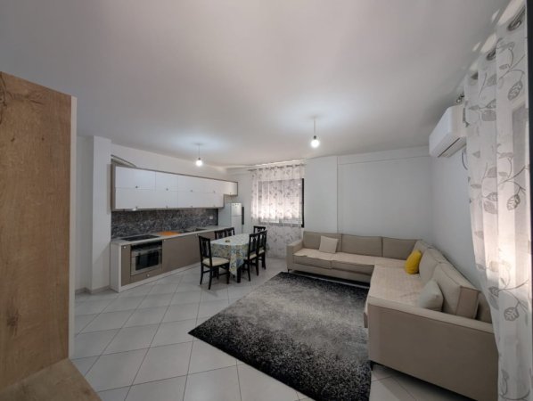 Tirane, jap me qera apartament 3+1 Kati 2, 140 m² 600 € (Rruga Milto Sotir Gura)
