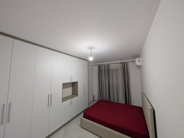 Tirane, jap me qera apartament 3+1 Kati 2, 140 m² 600 € (Rruga Milto Sotir Gura)