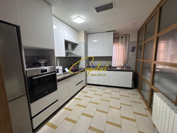 Tirane, jepet me qera apartament 3+1 Kati 2, 120 m² 1.500 € (QENDER)