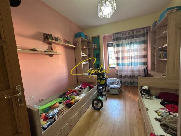 Tirane, jepet me qera apartament 3+1 Kati 2, 120 m² 1.500 € (QENDER)