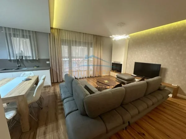 Tirane, jepet me qera apartament 2+1+Ballkon Kati 2, 108 m² 1.000 € (Kompleksi Delijorgji)