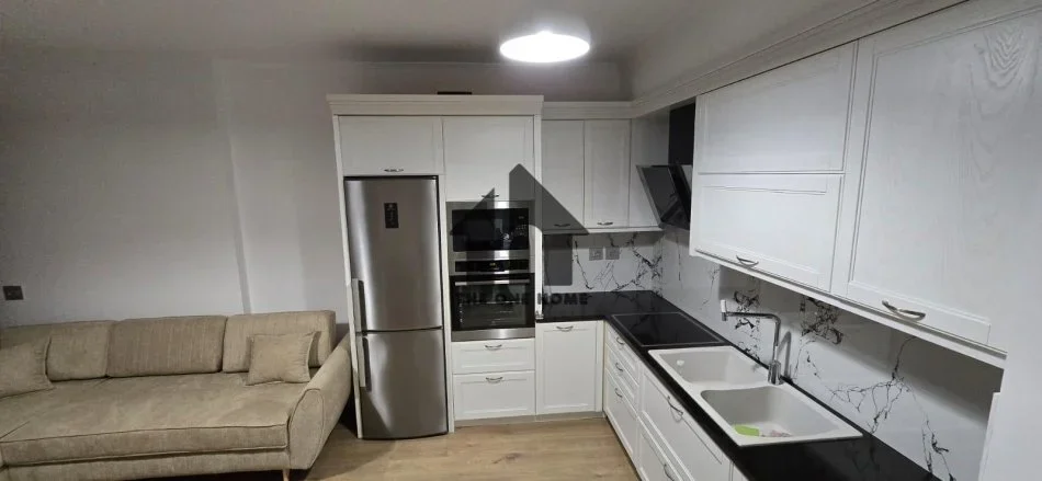 Tirane, jepet me qera apartament 1+1+Ballkon Kati 4, 70 m² 700 € (Komune Parisit)