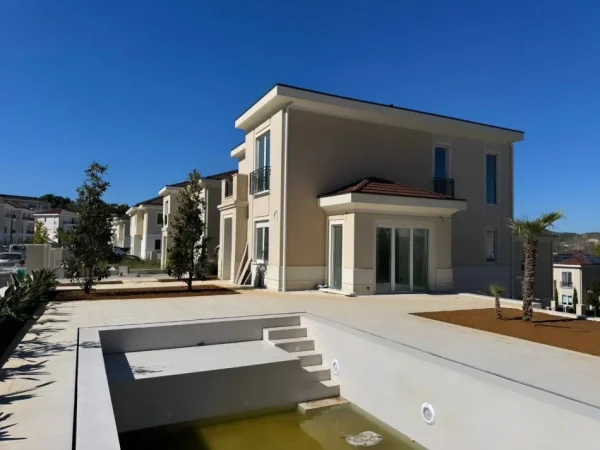 Tirane, shitet Vile 3 Katshe , 338 m² (rezidenca collina verde)