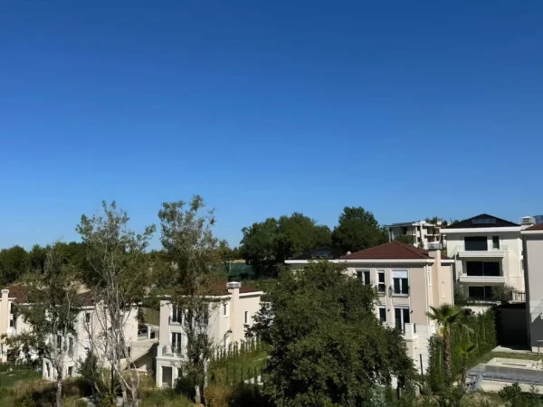 Tirane, shitet Vile 3 Katshe , 338 m² (rezidenca collina verde)