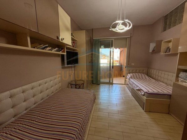 Tirane, shitet apartament 2+1+Ballkon Kati 4, 85 m² 229.000 € (PAZARI I RI)