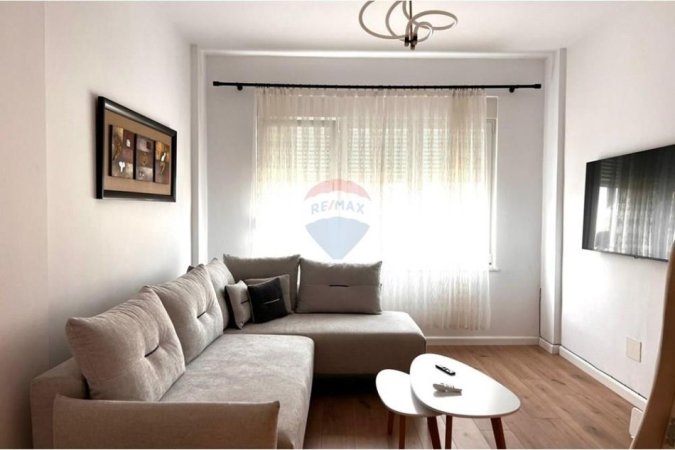 Tirane, jepet me qera apartament 1+1+Ballkon Kati 4, 70 m² 850 € (Garda)