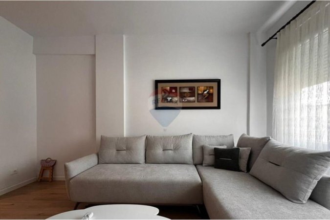 Tirane, jepet me qera apartament 1+1+Ballkon Kati 4, 70 m² 850 € (Garda)