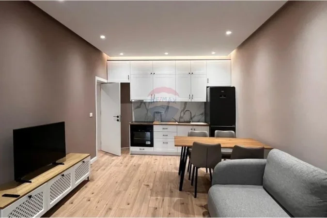 Tirane, jepet me qera apartament 1+1+Ballkon Kati 4, 70 m² 850 € (Garda)
