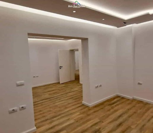 Tirane, jepet me qera zyre Kati 2, 120 m² 900 € (prane Kafe Flora,)