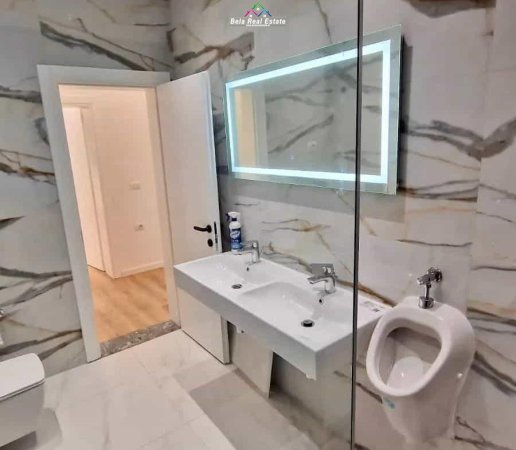 Tirane, jepet me qera zyre Kati 2, 120 m² 900 € (prane Kafe Flora,)