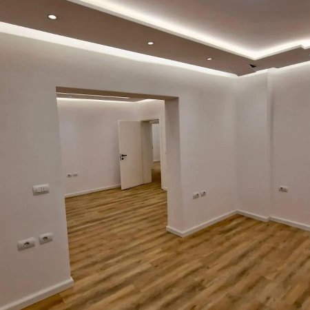 Tirane, jepet me qera zyre Kati 3, 120 m² 900 € (KAFE FLORA)