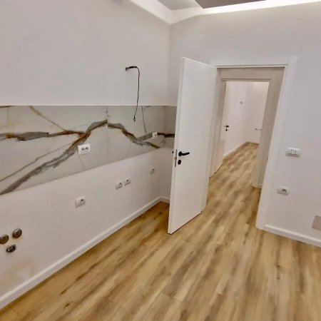 Tirane, jepet me qera zyre Kati 3, 120 m² 900 € (KAFE FLORA)