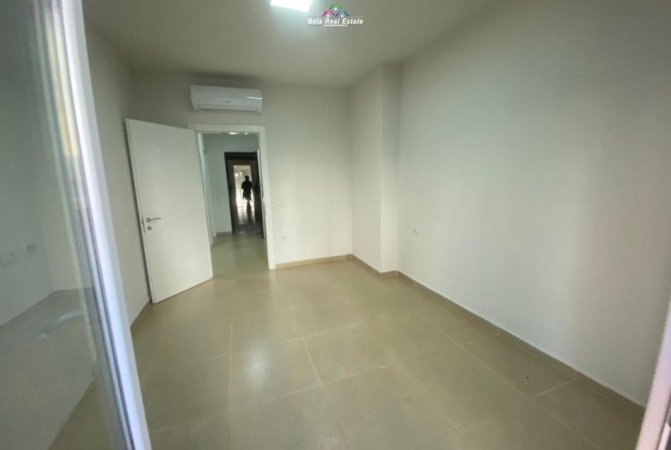 Tirane, jepet me qera zyre Kati 2, 93 m² 1.000 € (prane Universitetit Marin Barleti)