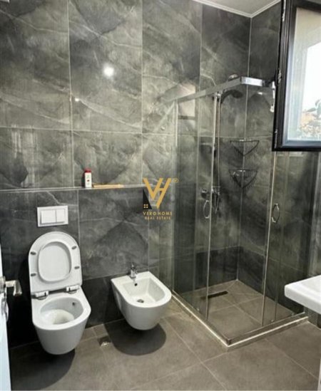Tirane, shitet apartament 2+1+Ballkon Kati 5, 90 m² 180.000 € (KINOSTUDIO)