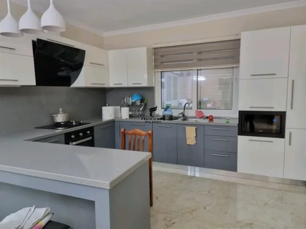 Tirane, jepet me qera Vile 2 Katshe , 750 m² 1.500 € (ALI DEMI)