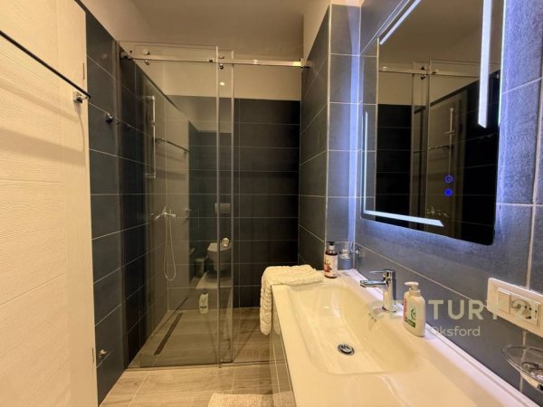Tirane, jepet me qera apartament 1+1 Kati 2, 76 m² 800 € (Liqeni i thate)