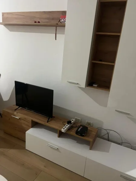 Tirane, jepet me qera apartament 1+1+Ballkon Kati 5, 58 m² 400 €