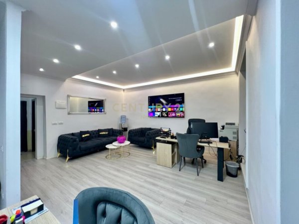 Tirane, jepet me qera zyre Kati 1, 40 m² 800 € (Bllok)