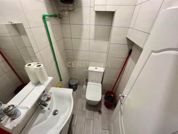 Tirane, jepet me qera zyre Kati 1, 40 m² 800 € (Bllok)